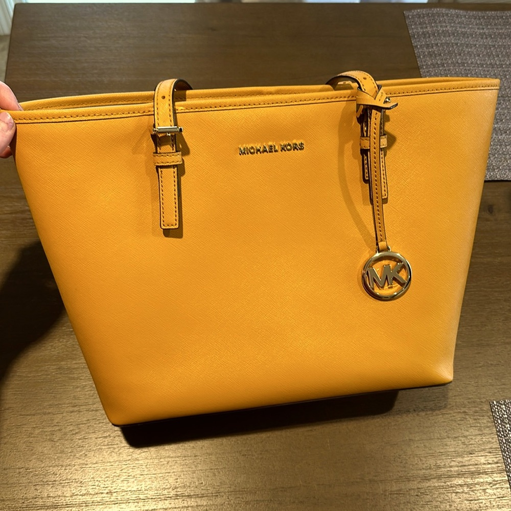 Micheal Kors Tote w/ clutch wallet